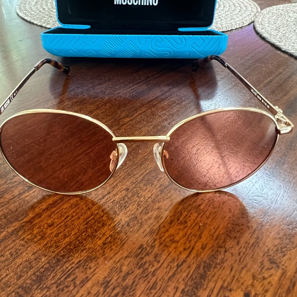 Moschino sunglasses perfect condition